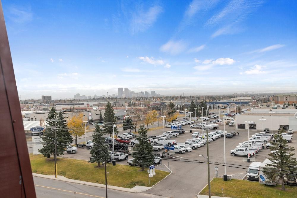 Emerald Hotel & Suites Calgary Airport Exterior foto