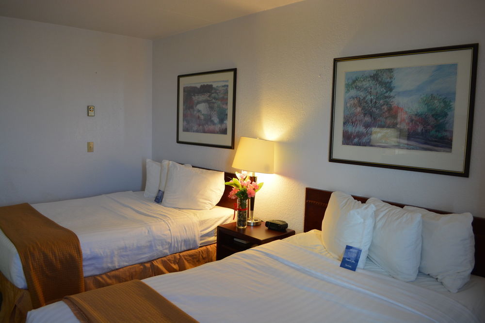 Emerald Hotel & Suites Calgary Airport Exterior foto