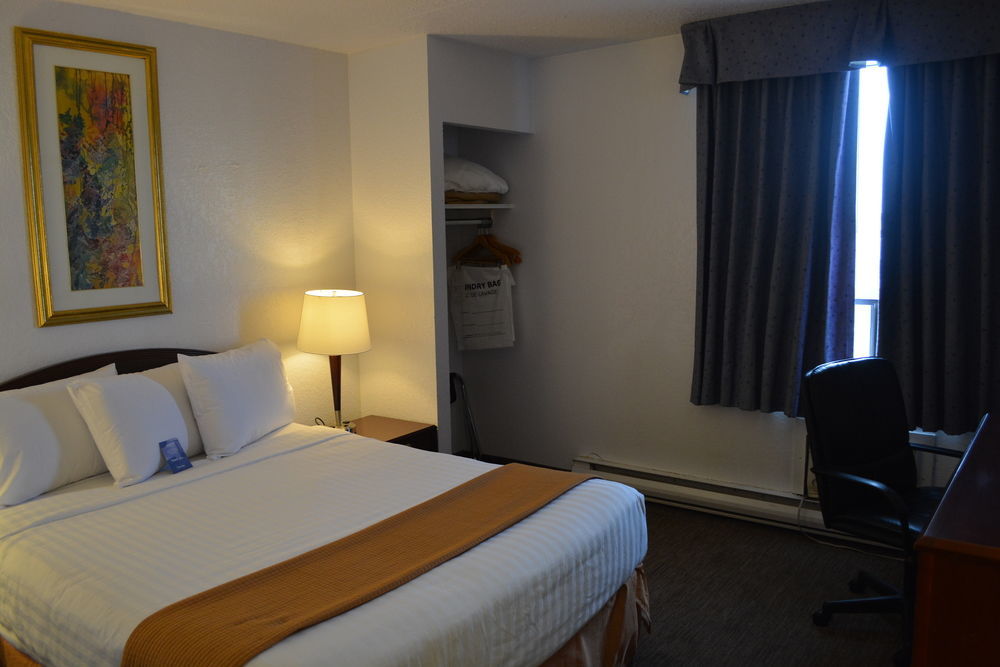 Emerald Hotel & Suites Calgary Airport Exterior foto